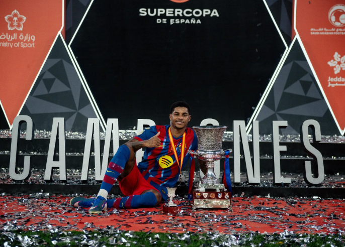 kaiyun-1亿欧到3000万欧！昔日曼联太子陨落，降薪留巴萨，也不回曼联|巴塞罗那|马库斯·拉什福德|拉什福德|贝克汉姆|球员_新浪体育_新浪新闻